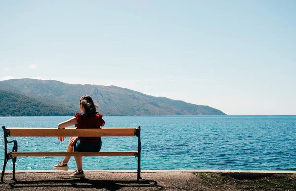 Unrecognisable Woman Seen Sitting Bench Seaside Mountains Endless Sea Distance — Stock Photo, Image