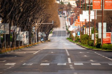Hırvatistan 'ın Split kentinde gün ortasında boş bir cadde. Corona virüsü salgını sırasında küresel karantina sonrasında yoğun karayolu boş
