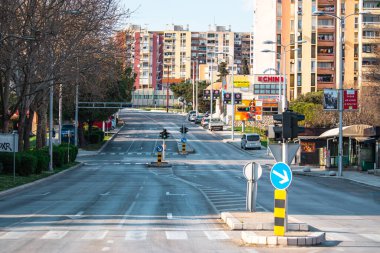Hırvatistan 'ın Split kentinde gün ortasında boş bir cadde. Corona virüsü salgını sırasında küresel karantina sonrasında yoğun karayolu boş