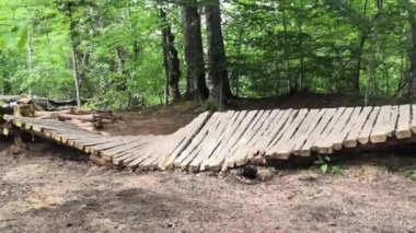 Hırvatistan 'ın ulusal Plitvice gölleri parkındaki tahta köprü yıkıldı ve yok edildi. Zaman ve hava bozdukça kapalı yol Su üzerinde giden eski ahşap kirişler