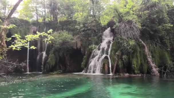 Panning Rörelse Skott Liten Vacker Lugn Vattenfall Plitvicesjöarna Croatia Naturpark — Stockvideo