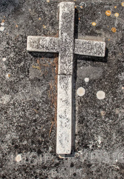 Old Simple Cross Standing Grave Bent Ruined Time Hunders Years — Stock Photo, Image