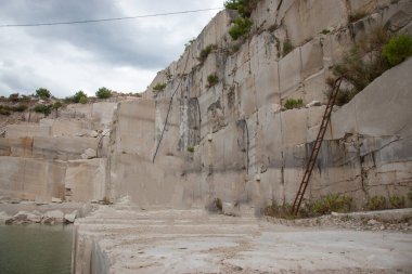 Hırvatistan 'ın Brac adasında terk edilmiş dev bir taş ocağının manzarası. Güzel, eski sert taşlarıyla tanınan ada.