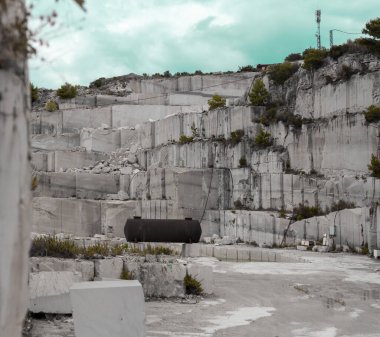 Hırvatistan 'ın Brac adasında terk edilmiş dev bir taş ocağının manzarası. Güzel, eski sert taşlarıyla tanınan ada.