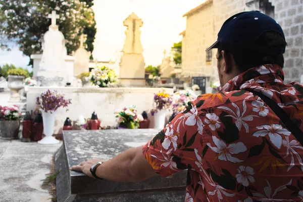 Homem Sobre Uma Sepultura Com Mãos Apoiadas Nela Olhando Para — Fotografia de Stock