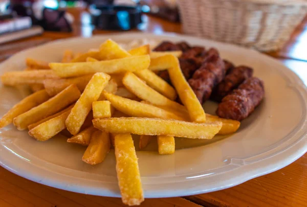 Cevapi Tradicional Prato Carne Picada Balkan Servido Com Batatas Fritas — Fotografia de Stock