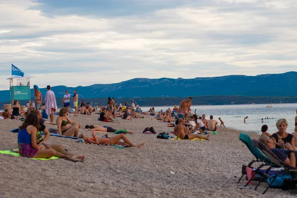 Bol Hırvatistan, Ağustos 2020 Covid küresel salgın sırasında turist ve gezginlerle dolu ünlü Zlatni Rat plajı sıcak bir yaz gününün tadını çıkarıyor