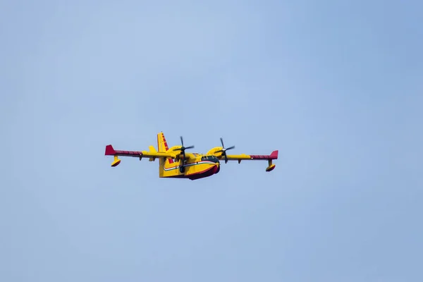 Acercamiento Avión Bombardero Agua Que Lucha Contra Incendios Volando Sobre — Foto de Stock