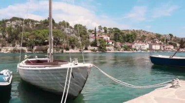 Brac adasındaki küçük bir limanın Lozovisca Hırvatistan Ağustos 2020 Timelapse 'si, iki kayığın birbirine çarpması. İnsanlar kristal suya atlayıp uzaklaşıyor.