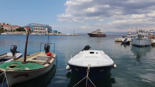 Postira Croácia Agosto 2020 Vista Pequenos Barcos Velhos Ancorados Porto — Vídeo de Stock