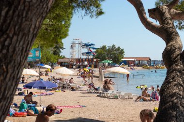 Biyograd Hırvatistan, Ağustos 2020 Yaz Sonu Hırvatistan 'da covid salgın altında. Yarısı boş plaj, yazın sonunda ayrılan turistler.