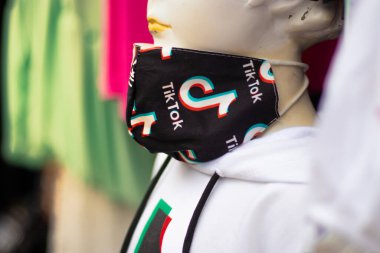 Biyograd Hırvatistan Ağustos 2020 Tik tok temalı yüz maskesi satılık, yeni yüz maskesi trendi pek çok farklı baskı ve stile sahip moda haline geldi