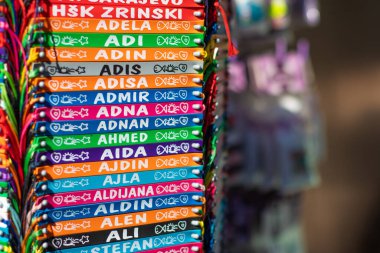 Biyograd Hırvatistan, Ağustos 2020 Renkli bilekliklerde turist dükkanlarında satılan tüm olası isimlerden oluşan bir set. İsimler çoğunlukla A, Arapça ve Müslümanca isimlerden başlıyor.