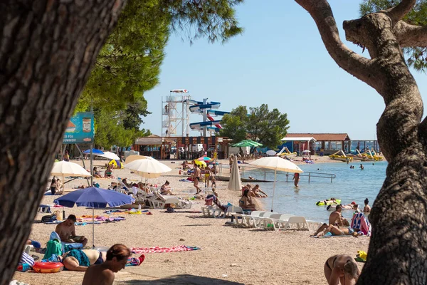 Biyograd Hırvatistan, Ağustos 2020 Yaz Sonu Hırvatistan 'da covid salgın altında. Yarısı boş plaj, yazın sonunda ayrılan turistler.