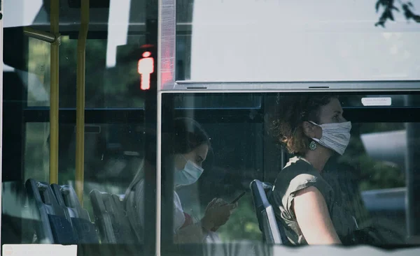 Hırvatistan Eylül 2020 Bir Toplu Taşıma Otobüsünde Maske Takan Iki — Stok fotoğraf