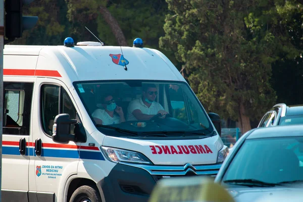 Hırvatistan 'ı Eylül 2020' de Beyaz Hırvat ambulans minibüsü covid salgını sırasında trafiğe takıldı. Kapıdaki yazıda, 