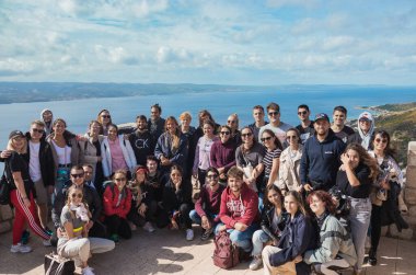 Omis Hırvatistan Eylül 2020 'de Avrupa' nın dört bir yanından gelen uluslararası öğrencilerden oluşan bir grup, Omis kentinin üzerindeki Fortica şatosunun tepesinde poz verdiler. Arkadaki mavi Adriyatik Denizi