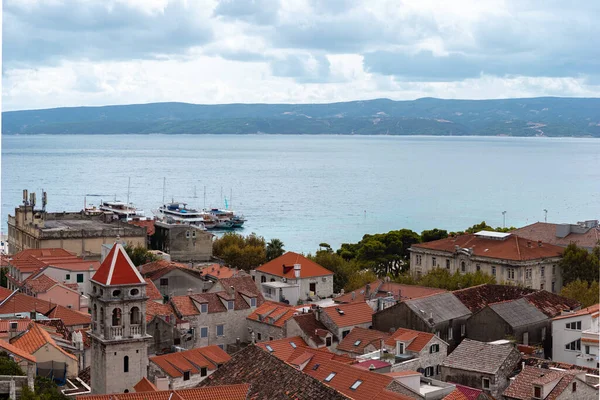 Vista Cidade Omis Croácia Pequenas Casas Pedra Velhas Com Telhados — Fotografia de Stock