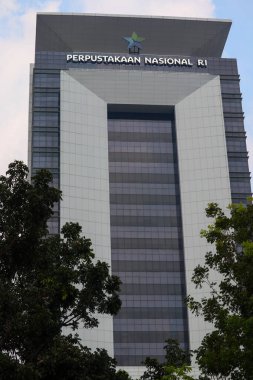 Jakarta / Endonezya - 19 Temmuz 2020. Endonezya 'nın ulusal kütüphane binası Cakarta' nın güneyindeki Merdeka Caddesi 'nde, ulusal anıtın karşısında, 24 katlı ve dünyanın en yüksek kütüphane binasıdır..