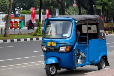 Jakarta / Endonezya - 19 Temmuz 2020. Jakarta 'nın güneyindeki Merdeka yolunda müşterileri bekleyen Bajaj