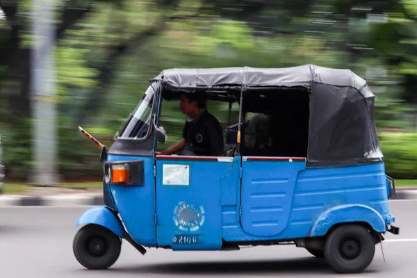 Jacarta Indonésia Julho 2020 Transporte Público Bajaj Passando Pela Área — Fotografia de Stock