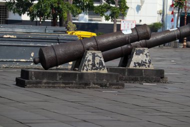 Jakarta / Endonezya - 25 Temmuz 2020. Cakarta 'nın Fatahilah Müzesi Parkı önünde iki Hollanda sömürge topu sergileniyor.