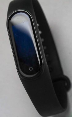 Ekranda yansıması olan siyah akıllı bant