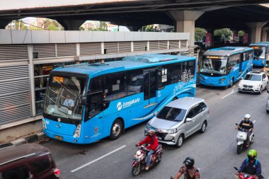 Jakarta / Endonezya - 3 Ağustos 2020. Transjakarta Otobüs Kuyruğu Kuzey Jakarta 'daki Sunter Kelapa Geçidi durağına girecek