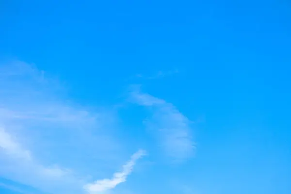 Nuvens Brancas Finas Contra Fundo Céu Azul Brilhante — Fotografia de Stock