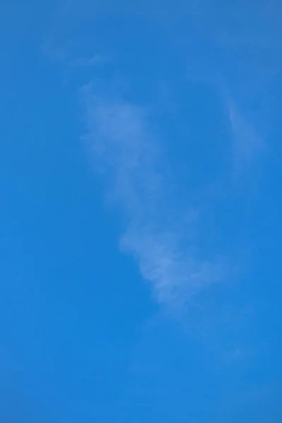 Sottili Nuvole Bianche Uno Sfondo Cielo Blu Brillante — Foto Stock