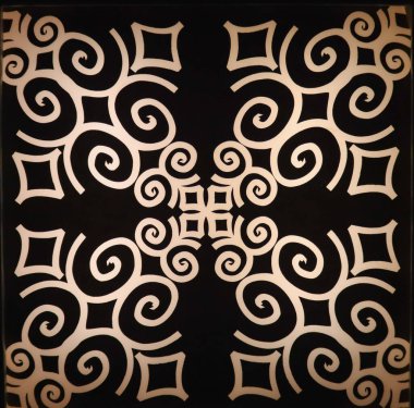 Açık kahverengi ve bej desenli.