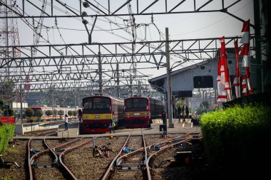 Bogor / Endonezya - 09 Ağustos 2020. Jakarta 'ya giden Bogor istasyonuna park etmiş bir elektrikli tren..