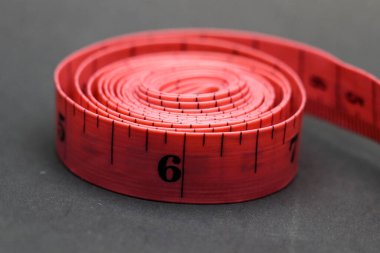 İnç ve santimetre kumaş için, siyah arkaplan üzerinde izole