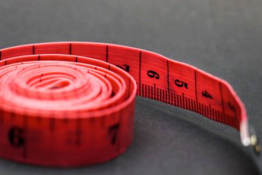 İnç ve santimetre kumaş için, siyah arkaplan üzerinde izole