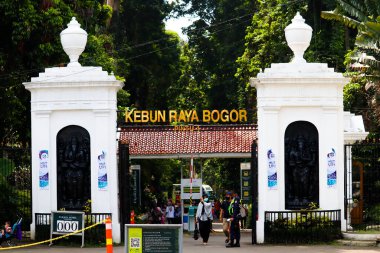 Bogor / Endonezya - 09 Ağustos 2020. Bogor botanik bahçesinin girişindeki beyaz kapı.