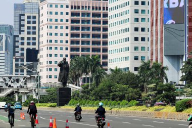 Jakarta / Endonezya - 5 Eylül 2020. General Sudirman 'ın Jalan Sudirman, Güney Jakarta' da bulunan heykeli..
