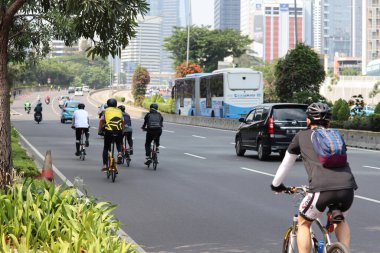 Jakarta / Endonezya - 5 Eylül 2020. Covid-19 salgınının ortasında birkaç bisikletçi serbest yolun tadını çıkarıyor.