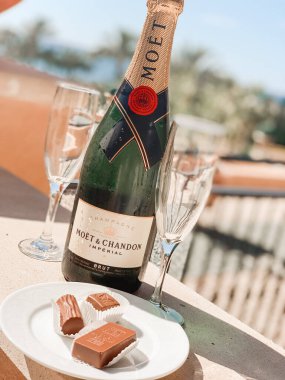 Gözlüklü MOET şişesi