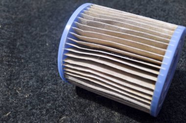 koyu arkaplanda mavi çerçeveli karton filtre