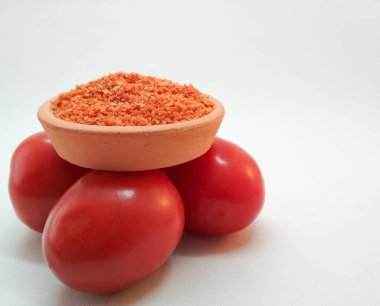 Kil kasede domates tozu, taze domatesler, kopyalama alanı