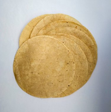 Beyaz arkaplanda mısır ekmeği izole et