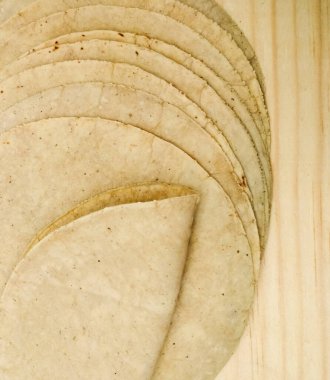 Tahta arka planda mısır tortillası. en üstteki görünüm