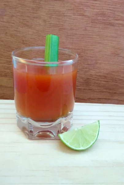 Bloody Mary Cocktail Celery Stick Και Λεμόνι Φέτα Ξύλινο Φόντο — Φωτογραφία Αρχείου