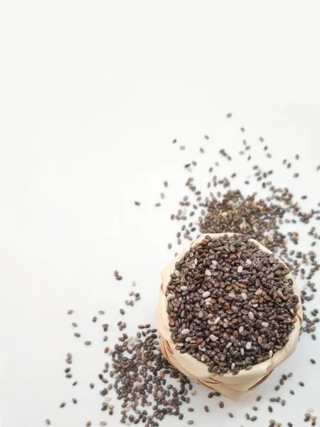 Chiasamen Superfood Korb Auf Weißem Hintergrund Kopierraum — Stockfoto