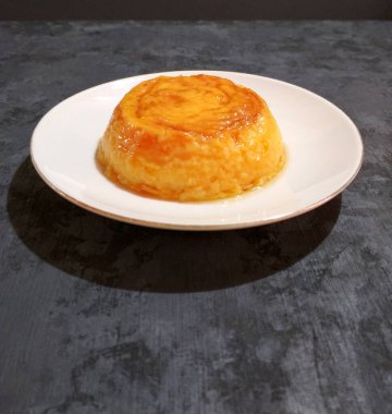 Yumurta ve sütlü pudingden yapılan ev yapımı fırında turta. creme brle.