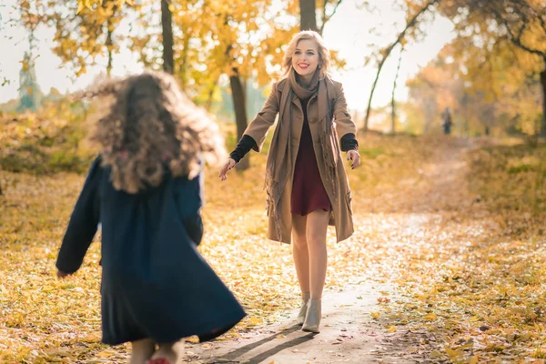 年轻漂亮的母亲与她的小女儿在秋季背景的乐趣 快乐的家庭与孩子的女儿玩和笑在秋季散步 母亲节 — 图库照片
