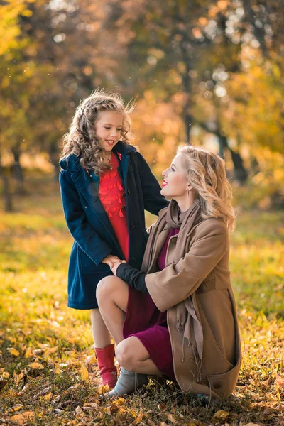 Young Pretty Mother Her Little Daughter Having Fun Fall Background — Stock Photo, Image