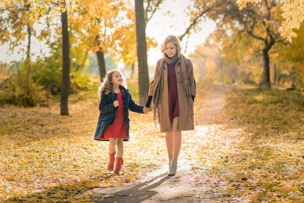 Portrait Happy Family Young Beautiful Woman Her Little Cute Daughter — Stock Photo, Image