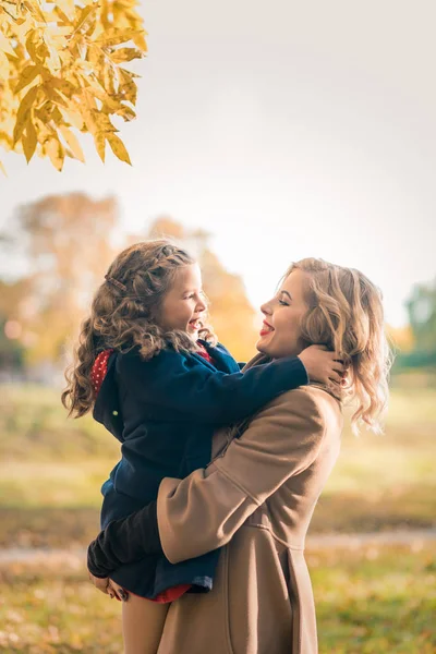 Glückliche Familie mit Kindern auf Herbst Orangenblatt im Freien — Stockfoto