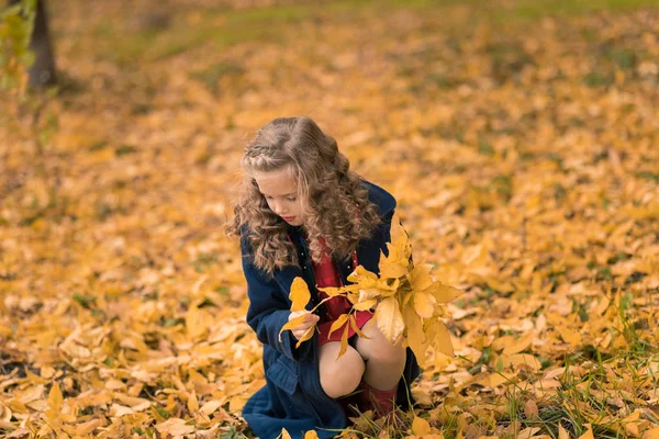 Automne fille heureux avec coloré automne feuilles tombant — Photo